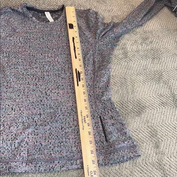 Lululemon Size 6 Heathered Gray Long Sleeve Thumbhole Zip Pocket Top - Picture 11 of 12